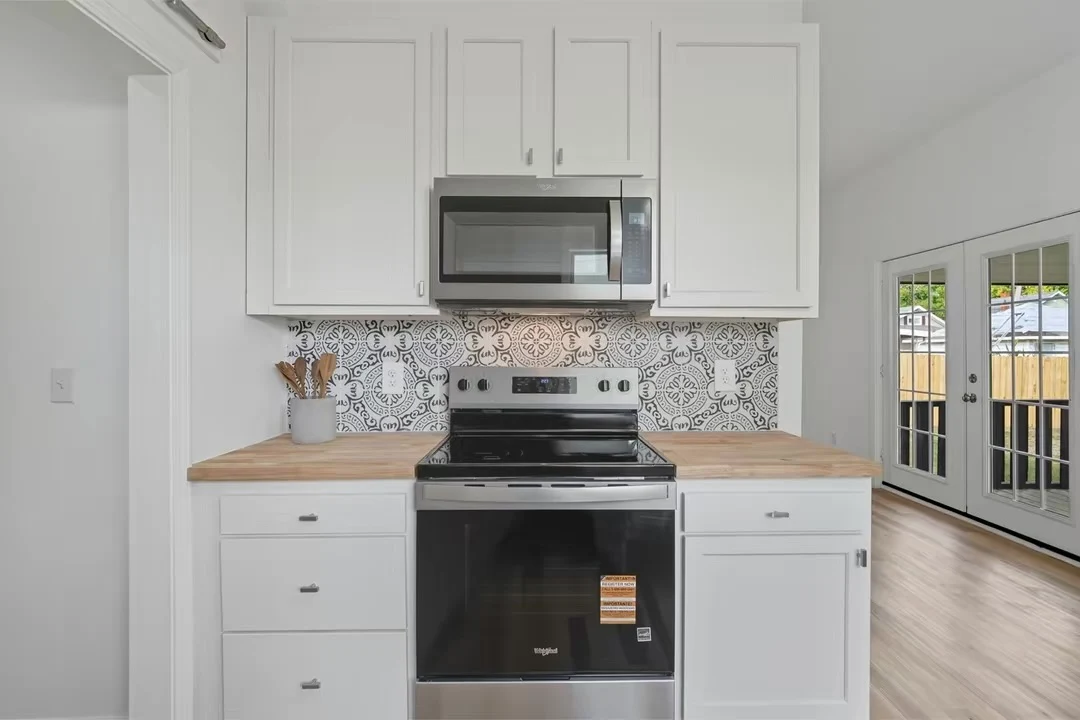 Range, microwave and patterned backsplash